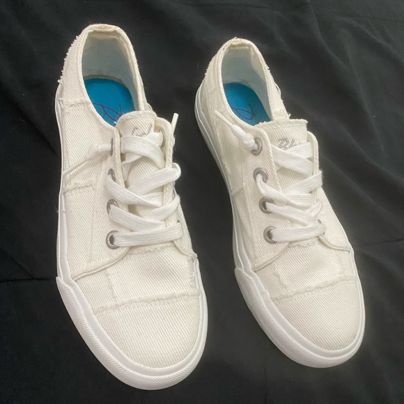 Blowfish Shoes - Blowfish size 6.5 white slip on sneakers